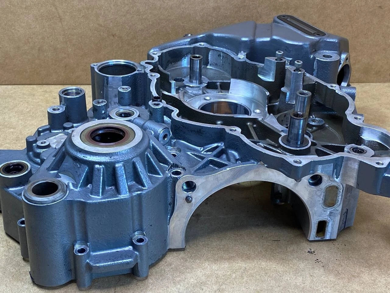 ktm 1290 super duke R 2017-2019 engine crank case casing left 6163000004424